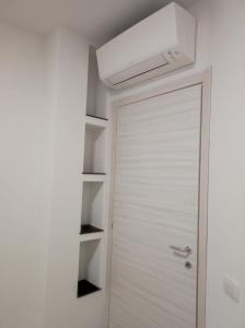 Una puerta blanca en una habitación con techo en Apartments Villas Cagliari en Cagliari