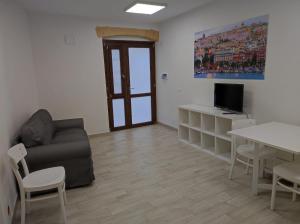 sala de estar con sofá y mesa en Apartments Villas Cagliari, en Cagliari