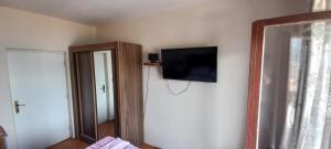 TV a/nebo společenská místnost v ubytování Rooms Vlaovic