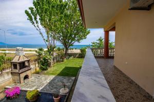 a backyard with a view of the ocean from a house at Kaliva House in Nea Vrasna