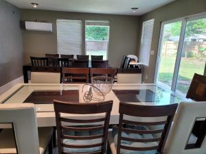 沃尔顿堡滩Dream house with capacity of 23 people的餐厅里有一张桌子和几把椅子