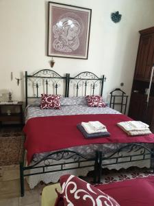 ノートにあるNoto Relaxのベッドルーム1室(赤と白の枕が備わるベッド1台付)