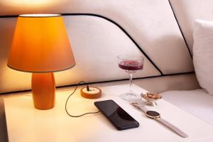 einen Tisch mit einer Lampe und ein Glas Wein in der Unterkunft Nine Istanbul Hotel in Istanbul