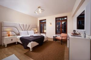 イスタンブールにあるNine Istanbul Hotelの白いベッドルーム(ベッド1台、椅子付)