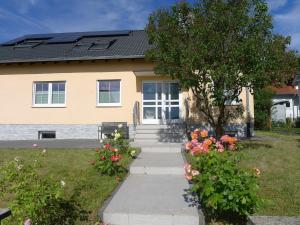 una casa con un passaggio di fronte di Ferienwohnung mit Terrasse am Rosengarten ad Alzenau in Unterfranken