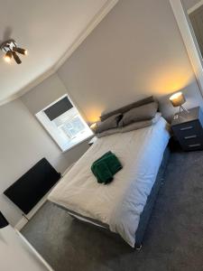 Voodi või voodid majutusasutuse Town centre 2 bed luxury apartment toas