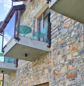 uma varanda com uma janela num edifício de tijolos em Vila 43 Lin em Lin