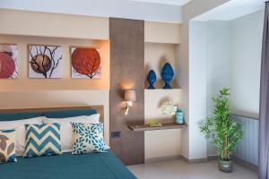 1 dormitorio con 1 cama y algunos jarrones en la pared en Macramè Fazello Rooms, en Sciacca