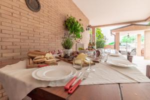 een tafel met een bord brood en kaas erop bij Italian Experience-Villa Rosso Corbezzolo in Carassai