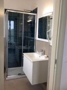 W łazience znajduje się umywalka i prysznic. w obiekcie Affittacamereirosmarini w mieście Vernazza