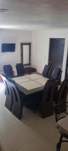聖克里斯托瓦爾－德拉斯卡薩斯的住宿－Estancia García，一张大桌子和椅子