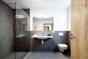 łazienka z umywalką, toaletą i prysznicem w obiekcie ROTUND-Nature_Mountain_Living w mieście Tubre +24 zdjęcia