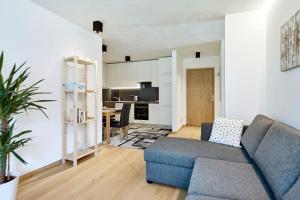 salon z kanapą i kuchnią w obiekcie ROTUND-Nature_Mountain_Living w mieście Tubre