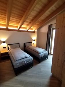 En eller flere senge i et værelse på Chalet MAOL Luxury Living