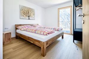 sypialnia z łóżkiem i oknem w obiekcie ROTUND-Nature_Mountain_Living w mieście Tubre
