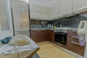 Kitchen o kitchenette sa Alesti House with garden and private beach access