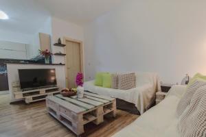 Posezení v ubytování Alesti House with garden and private beach access