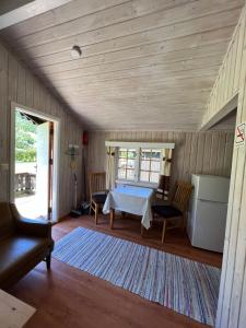ein Wohnzimmer mit einem Tisch und Stühlen in der Unterkunft Vistdal Camping in Myklebostad