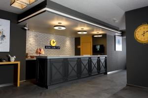 Lobbyn eller receptionsområdet på Check Inn Suite Hotel & SPA
