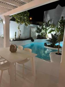 Bazén v ubytovaní Villa Guajara Piscina Climatiz Jacuzzi Villa 714 alebo v jeho blízkosti