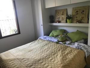 una cama con un animal de peluche sentado encima en Sfeervol Chalet in Drenthe Bij het Dwingelderveld, en Spier