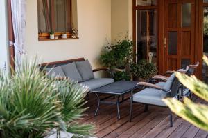 Posedenie v ubytovaní Csendeskert Wellness Apartments - Garden, grill, chill