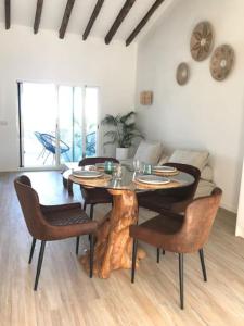 Un comedor con una mesa y sillas y un sofá. en MORAIRA, PRECIOSO ADOSADO al LADO DEL MAR, en Moraira