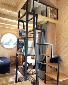 Poschodová posteľ alebo postele v izbe v ubytovaní Tiny House LA RUCHETTE