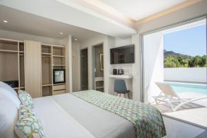 TV a/nebo společenská místnost v ubytování Hollywood Inn Faliraki - Adults Only