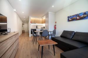 un salon avec un canapé et une table dans l'établissement Gravito 53 Apartments by Home Sweet Home Aveiro, à Aveiro