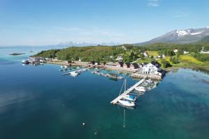 z powietrza widok na przystań z łodziami w wodzie w obiekcie Senja Fjordhotell and Apartments w mieście Stonglandseidet