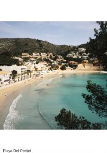Una vista aérea de una playa con edificios y casas. en MORAIRA, PRECIOSO ADOSADO al LADO DEL MAR, en Moraira