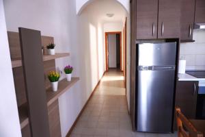 A kitchen or kitchenette at Apto. Guacimeta, a 20m de la playa.