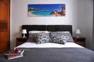 A bed or beds in a room at Apto. Guacimeta, a 20m de la playa.