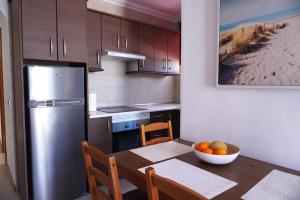 A kitchen or kitchenette at Apto. Guacimeta, a 20m de la playa.