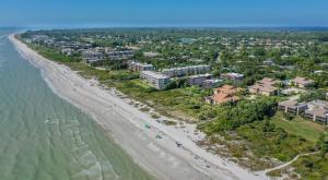 - Vistas aéreas a la playa en condominio en Coquina Beach 3A, en Sanibel
