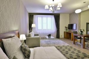 Televízia a/alebo spoločenská miestnosť v ubytovaní Hotel Miodowa