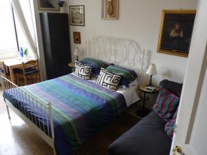 een slaapkamer met een bed en een bank bij Apartment Vatican Vista in Rome