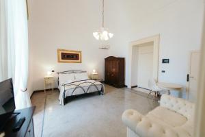 Postel nebo postele na pokoji v ubytování Palazzo Scarciglia