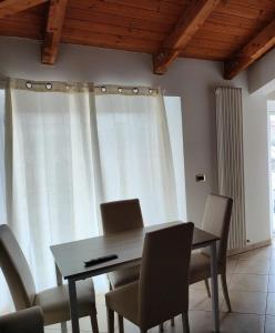 uma sala de jantar com mesa e cadeiras em Da Cate - Appartamento al mare em Grottammare