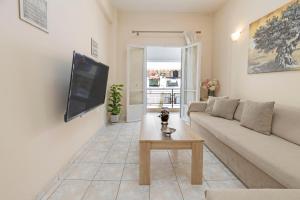 TV a/nebo společenská místnost v ubytování Beautiful Corfu City Apartment