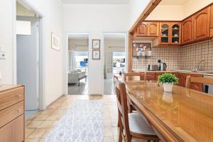 Kuchyň nebo kuchyňský kout v ubytování Beautiful Corfu City Apartment