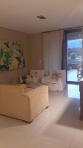 ein Wohnzimmer mit einem Sofa und einem Bett in der Unterkunft Fabuloso departamento en complejo residencial in Yerba Buena