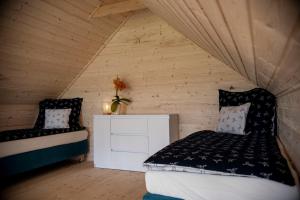 En eller flere senge i et værelse på Domki u Łysego