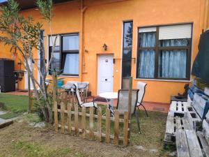 a house with a fence in front of it at Apartamento Premium Relax D in Cicero