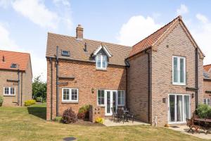 an exterior view of a brick house at Lilipad Cottage in Reighton