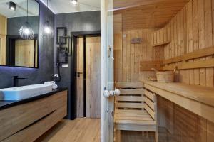 a bathroom with a tub and a sink at Apartament Pieniny in Jaworki +8 photos