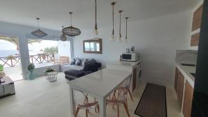 Kuchyňa alebo kuchynka v ubytovaní Sea view paradise Lanzarote