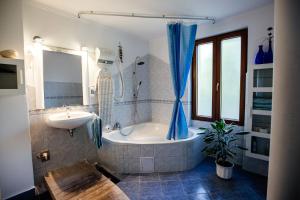 Kúpeľňa v ubytovaní Csendeskert Wellness Apartments - Garden, grill, chill + 37 fotografií