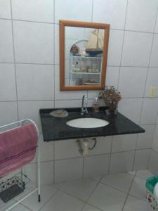 y baño con lavabo y espejo. en Casa da Rose, en Río de Janeiro